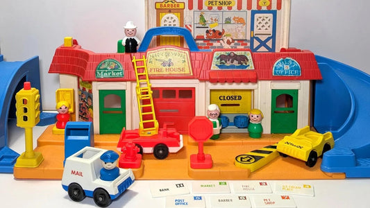 What Pieces Came with the Main Street #2500 Fisher Price Set?