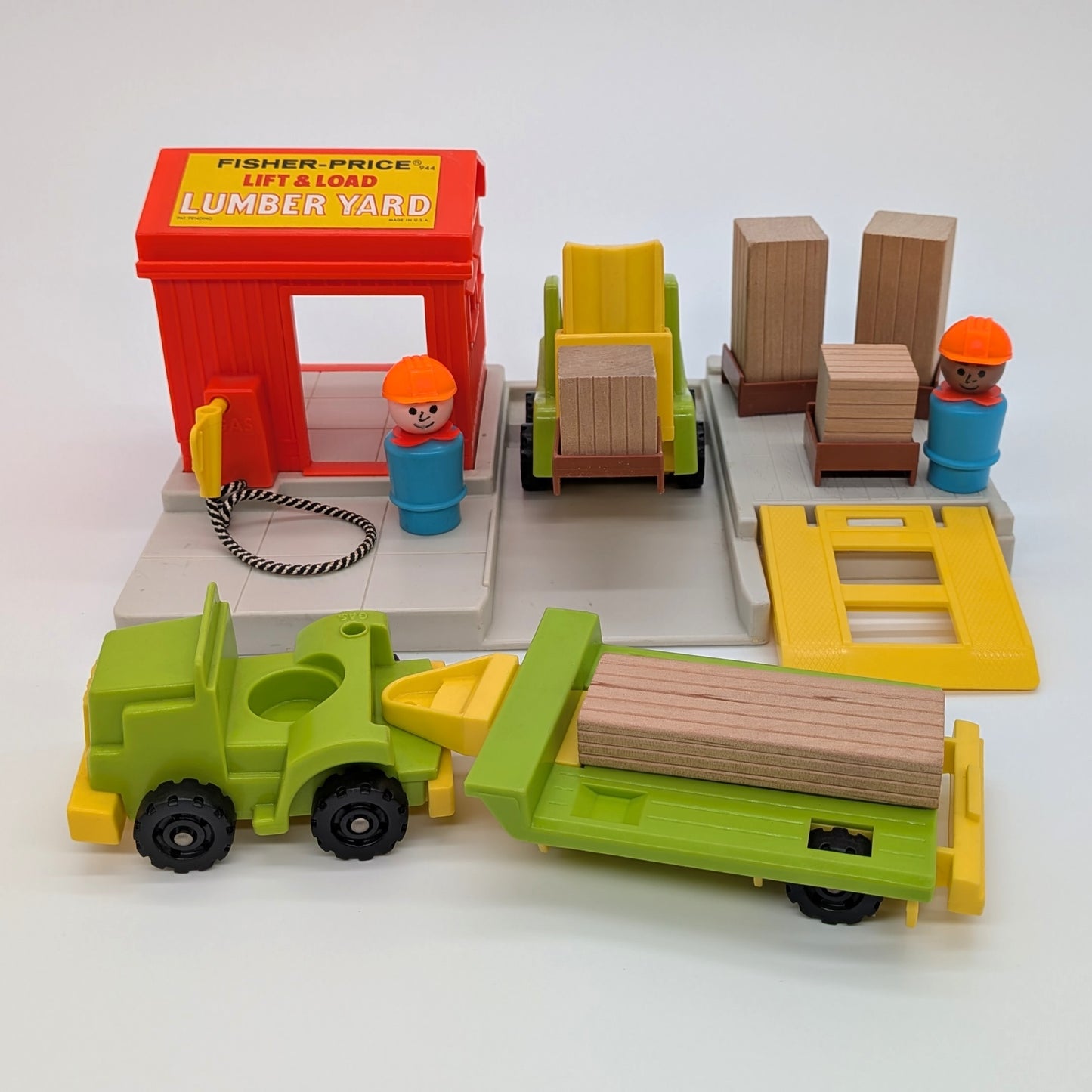 Lift & Load Lumber Yard #944 Playset - Fisher Price Little People