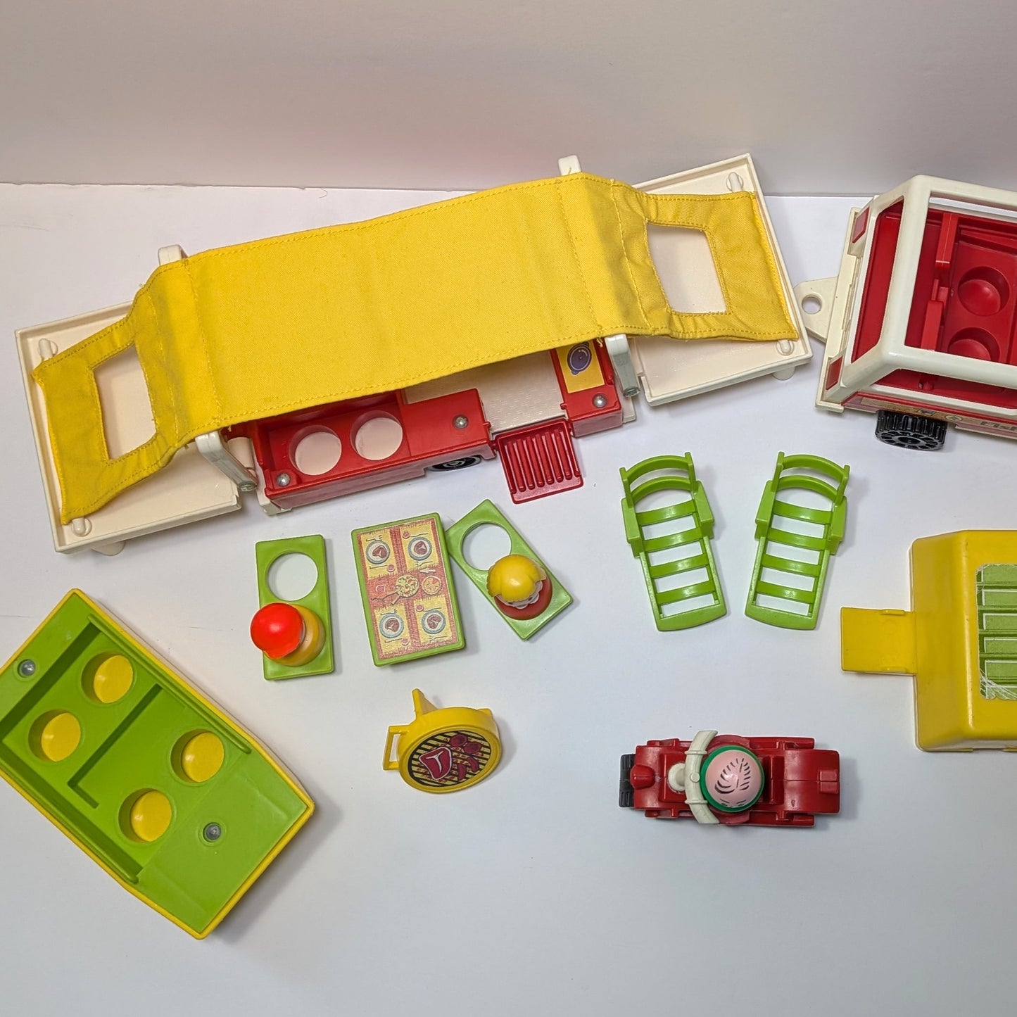 Car and Popup Camper 992 Playset - Fisher Price Little People